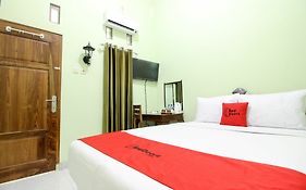 RedDoorz Plus near Taman Sari